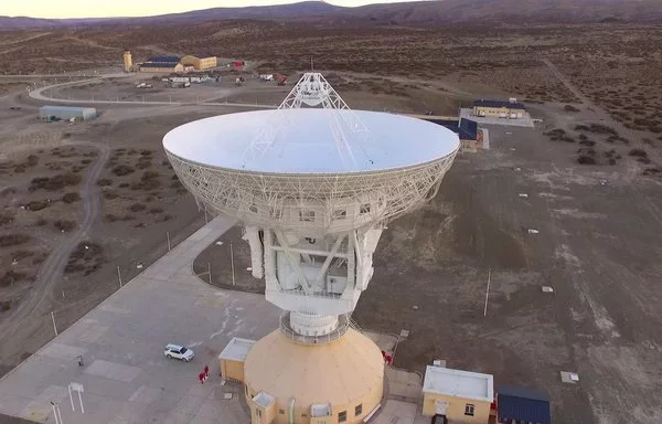 
La estación espacial china en Neuquén, Argentina, cuenta con una red de antenas, la primaria siendo de 35 metros de diámetro, diseñada para rastrear misiones espaciales que van a más de 300.000 kilómetros de la Tierra. [Cortesía del gobierno argentino]        