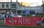 
Un cartel que dice "No más acero chino" se exhibe en una valla durante una protesta de trabajadores siderúrgicos contra el eventual cierre de la planta siderúrgica de Huachipato en Talcahuano, Chile. [Guillermo Salgado/AFP]        