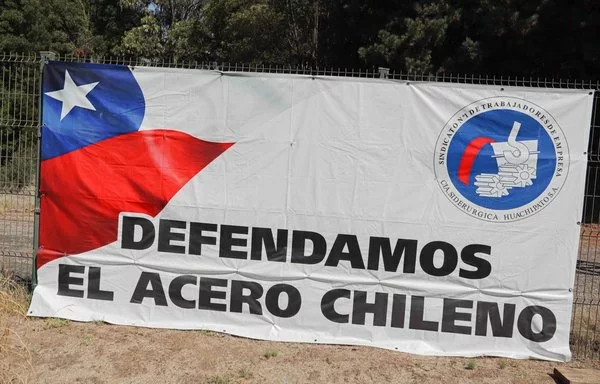 Un cartel afuera de la acería de Huachipato en Chile muestra el lema "Defendamos el acero chileno". [Sindicato de Trabajadores de Huachipato]