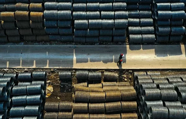 Vista aérea de personas en un mercado mayorista de acero en Shenyang, provincia de Liaoning, China. [AFP]