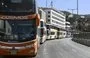 
Fila de autobuses haciendo fila para comprar diésel en una gasolinera de La Paz. [Ernesto Benavides/AFP]        