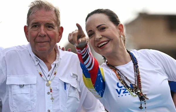 El candidato presidencial de la oposición venezolana Edmundo González (izquierda) y la líder opositora María Corina Machado asisten a un mitin de campaña en Maracaibo, Venezuela, el 23 de julio. Venezuela celebrará elecciones presidenciales el 28 de julio. [Raúl Arboleda/AFP]