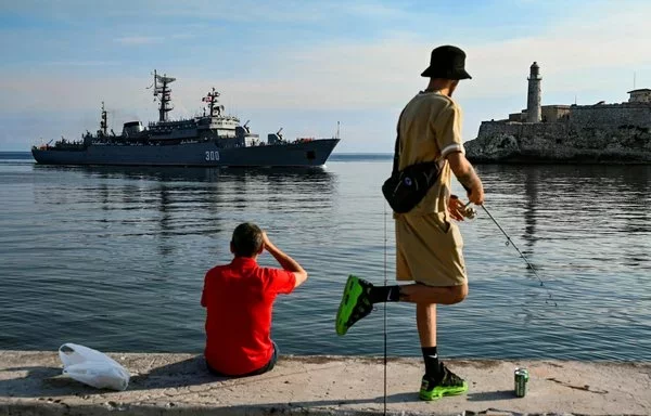 
El buque ruso de la Flota del Báltico Smolny llega a La Habana el 27 de julio. También zarparon hacia La Habana el patrullero Neustrashimy y el petrolero de alta mar Yelnya. [Yamil Lage/AFP]        