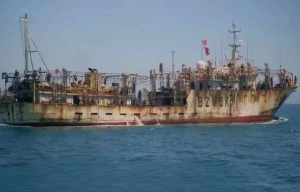 
Un buque con bandera china parte de Paita, Perú, tras las protestas de pescadores artesanales contra los "barcos chinos depredadores" que saquean las aguas peruanas. [Albricias TV]        