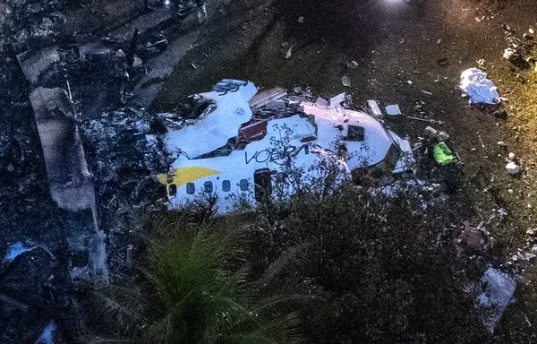 
Vista aérea de los restos del avión que se estrelló con 62 personas a bordo en Vinhedo, Brasil. [Miguel Schincariol/AFP]        