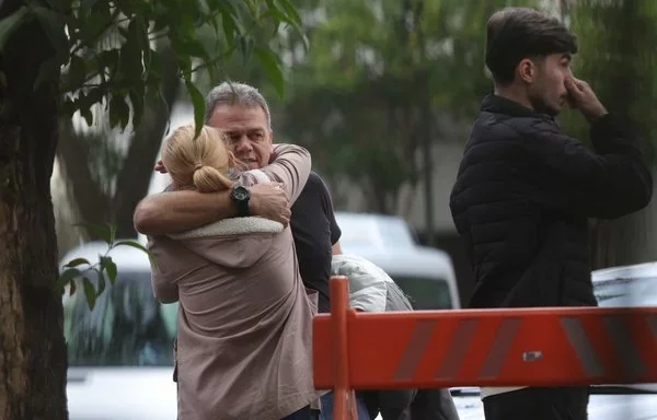 Familiares de las víctimas del accidente aéreo de Voepass se abrazan en la entrada del Instituto Médico Forense de São Paulo. (Nilton Fukuda/AFP)