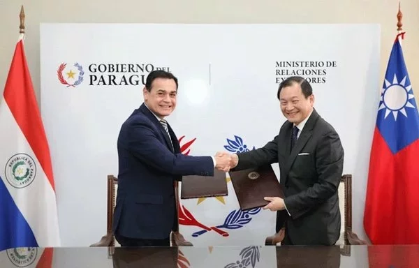 
El ministro de Relaciones Exteriores de Paraguay, Rubén Ramírez Lezcano, y el embajador de Taiwán, José Chih-Cheng Han, firman un memorando de entendimiento sobre cooperación bilateral. [Ministerio de Relaciones Exteriores de Paraguay]        