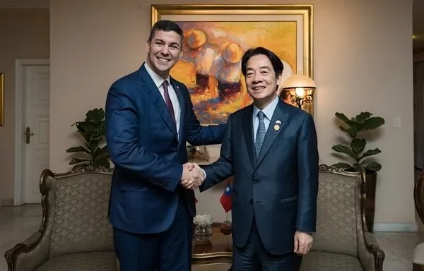 El presidente de Paraguay, Santiago Peña (izq), se reúne con el entonces vicepresidente de Taiwán, Lai Ching-te, en Paraguay en agosto de 2023. [Lai Ching-te/Facebook]