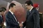 
El presidente venezolano, Nicolás Maduro (derecha), da la mano al presidente chino, Xi Jinping, en Caracas en julio de 2014. [Leo Ramírez/AFP]        