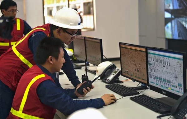 Técnicos de la mina Mirador, operada por la ecuatoriana Ecuacorriente, filial del consorcio chino CRCC-Tongguan, en Tundayme, Ecuador, durante la fase inicial de operaciones de la mayor mina de cobre del país. [Rodrigo Buendía/AFP]