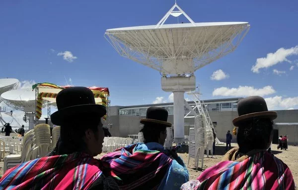 Nativos aymaras de Bolivia asisten a la inauguración de la primera estación terrestre de seguimiento de satélites de Bolivia en Amachuma, 25 kilómetros al sureste de La Paz. China lanzó el satélite boliviano Túpac Katari en diciembre de 2013. [Aizar Raldes/AFP]