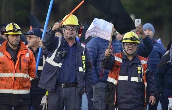 
Los trabajadores chilenos del sector siderúrgico protestan por la avalancha de acero chino que cuesta un 40% menos que su producto... en Chile. [Guillermo Salgado/AFP]        