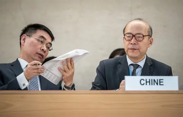 Chen Xu (derecha), jefe de la misión china ante la ONU en Ginebra, Suiza, antes de la apertura de la revisión del historial de derechos de China por parte del Consejo de Derechos Humanos de la ONU en Ginebra el 23 de enero. [Fabrice Coffrini/AFP]