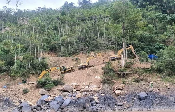 La maquinaria pesada limpia incansablemente secciones de la selva amazónica boliviana, áreas que han sido destinadas a la extracción de oro. [Agencia de Noticias Ambientales]