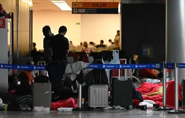 
Pasajeros de India y Vietnam permanecen varados en el Aeropuerto Internacional de Guarulhos en São Paulo, Brasil. [Juan Pablo Flores/AFP]        