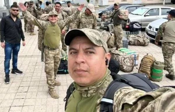 
José Medina posa para una selfie en Ucrania. Las autoridades rusas lo están procesando como mercenario porque ayudó a las fuerzas ucranianas a luchar contra los invasores rusos. [Cuenta de red social de José Medina]        