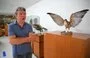 
El biólogo César Garzón habla durante una entrevista con la AFP en Quito, en el museo del Instituto Nacional de Biodiversidad. [Rodrigo Buendía/AFP]        