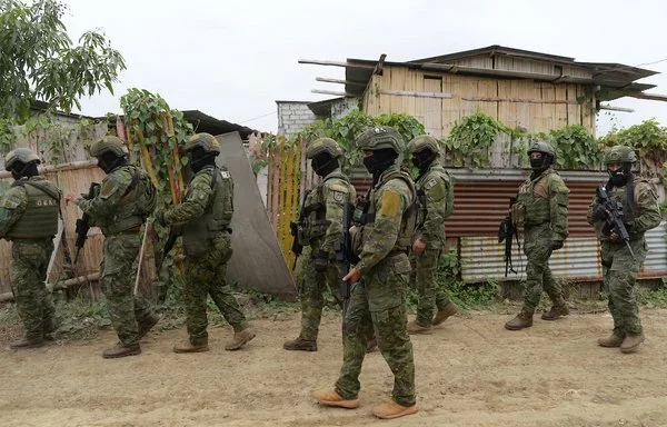 Soldados del ejército ecuatoriano patrullan el sector Fincas Delia en Durán, junto a Guayaquil, Ecuador, el 19 de junio, en medio de una violencia generalizada derivada de las disputas de poder entre bandas criminales. [Gerardo Menoscal/AFP]