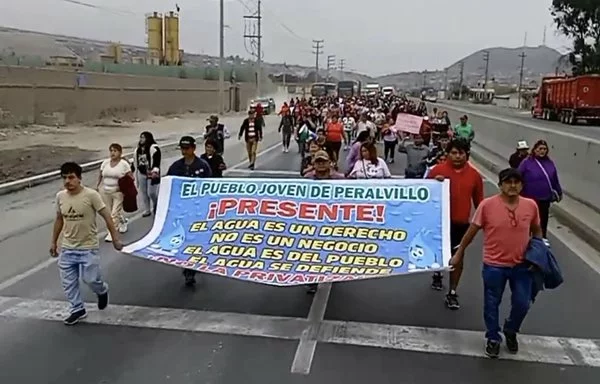 Los residentes protestan por la supuesta monopolización del suministro de agua de Chancay y de los pueblos vecinos por parte de Cosco Shipping Ports, de propiedad china. [Judith Apolinar]