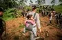 
Un padre lleva a su hija en su espalda mientras cruza el traicionero Tapón del Darién. [Médicos Sin Fronteras]        