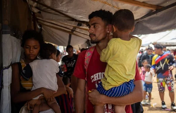 Una familia durante su viaje por el Tapón del Darién. [Médicos Sin Fronteras]