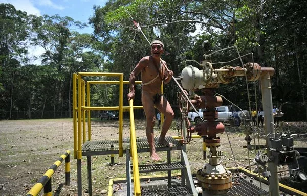 Un indígena Waorani visita un pozo petrolero abandonado cerca de Guiyero, aldea Waorani, dentro del Parque Nacional Yasuní en la provincia de Orellana, Ecuador. [Rodrigo Buendía/AFP]