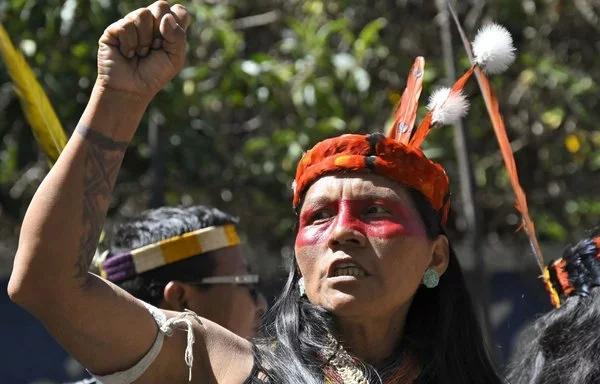 
Un indígena Waorani participa en una protesta contra la extracción de petróleo en el Parque Nacional Yasuní frente a la Corte Constitucional en Quito. [Rodrigo Buendía/AFP)        