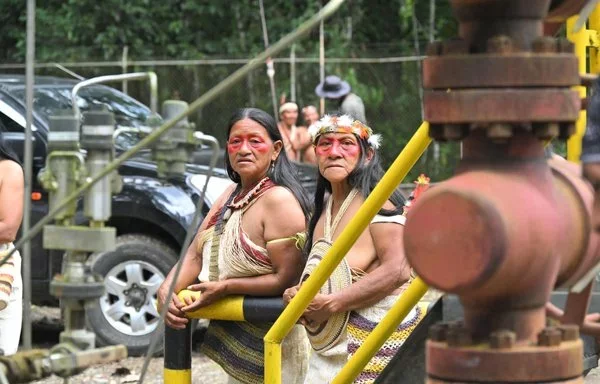 Los indígenas Waorani visitan un pozo petrolero abandonado cerca de Guiyero, aldea Waorani, dentro del Parque Nacional Yasuní en la provincia de Orellana, Ecuador. [Rodrigo Buendía/AFP]