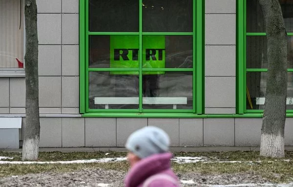 
El logotipo del canal de televisión RT se muestra en la sede de la empresa en Moscú. [Kirill Kudryavtsev/AFP]        