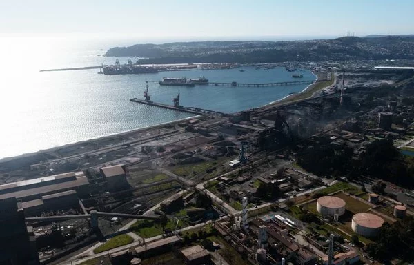 Vista aérea de la Siderúrgica Huachipato en Talcahuano, región del Biobío. [Franco Fafasuli y Maribel Fornerod/AFP]