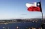 
Una bandera chilena ondea con la Siderúrgica Huachipato al fondo en Talcahuano, Chile. La mayor siderúrgica de Chile que cerró el 16 de septiembre, citando la competencia "desleal" del acero chino. [Maribel Fornerod/AFP]        