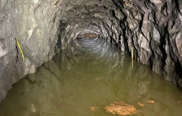 Shown is one tunnel at the Quijos hydroelectric plant. It contains stagnant, foul water. [Primicias]