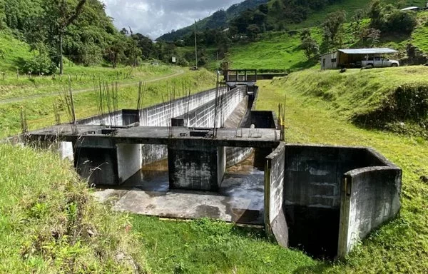 
Se ven secciones del abandonado proyecto hidroeléctrico Quijos. [Primicias]        