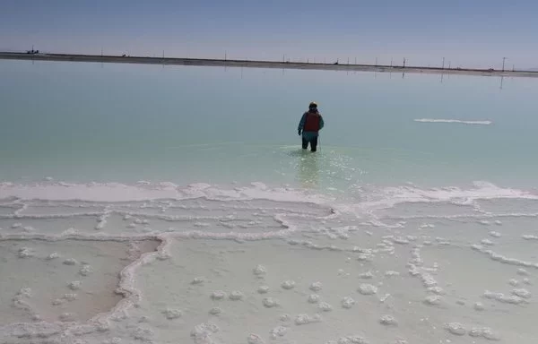 Un trabajador del salar de Uyuni en Bolivia, hogar de una de las mayores reservas de litio del mundo. [YLB]