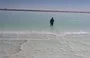 
Un trabajador del salar de Uyuni en Bolivia, hogar de una de las mayores reservas de litio del mundo. [YLB]        