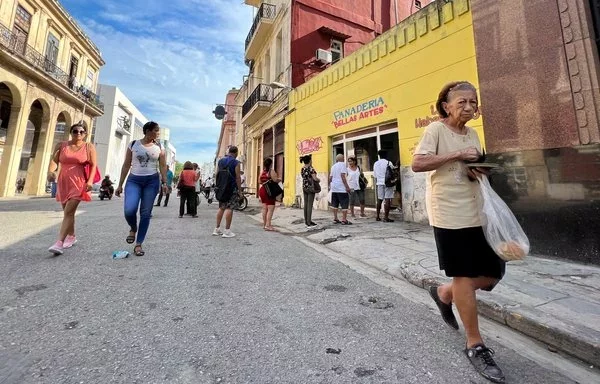 Los cubanos hacen fila en una panadería de La Habana. [Adalberto Roque/AFP]