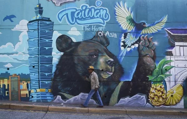 Un hombre pasa frente a un mural alusivo a Taiwán en Tegucigalpa en marzo de 2023. [AFP]