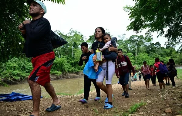 Migrantes caminan a su llegada al Centro de Recepción Temporal de Migrantes en Lajas Blancas, en la selvática provincia de Darién, Panamá. [Martín Bernetti/AFP]