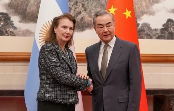 
La ministra de Relaciones Exteriores de Argentina, Diana Mondino, visitó China en abril para conversar con el ministro de Relaciones Exteriores de China, Wang Yi, sobre temas cruciales de la relación política y económica entre ambos países. [Cancillería Argentina]        