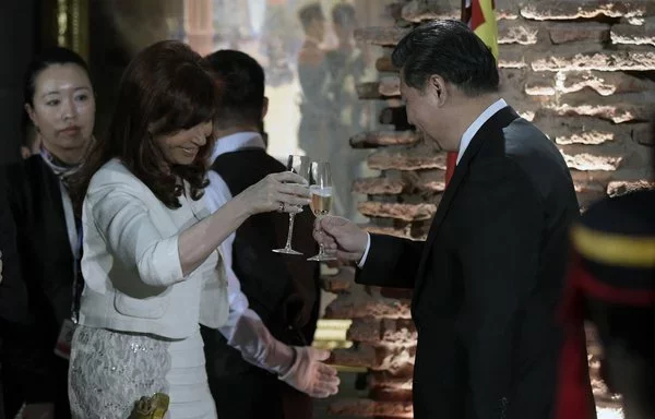 El presidente chino Xi Jinping (derecha) brinda con la entonces presidenta argentina Cristina Fernández de Kirchner durante una cena en Buenos Aires en julio de 2014. [Juan Mabromata/AFP)