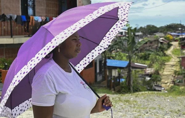 En la foto, Patricia Riascos camina por Buenaventura, Colombia. [Joaquín Sarmiento/AFP]