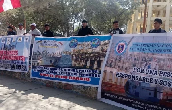 Decenas de pescadores artesanales protestan a principios de agosto en Piura, Perú, contra la presencia no autorizada de barcos chinos, a los que acusan de sobreexplotar la costa norte de Perú y perjudicar sus medios de subsistencia. [Actualidad Ambiental]