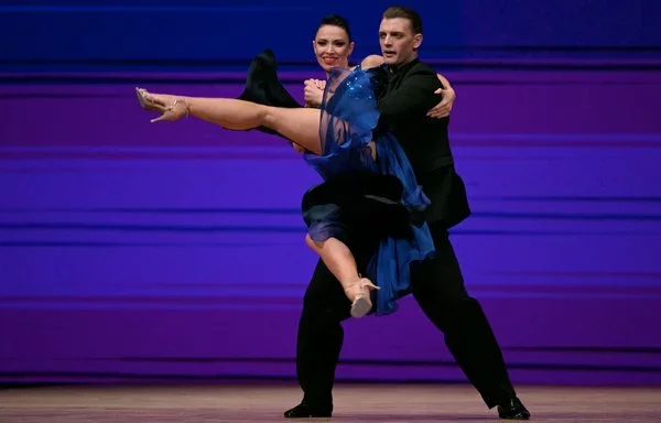 Los bailarines rusos Valentin Bobkov y Ekaterina Tsybrova actúan en la categoría Estilo Tango Escénico durante la final del Campeonato Mundial de Tango en Buenos Aires el 27 de agosto. [Juan Mabromata/AFP]