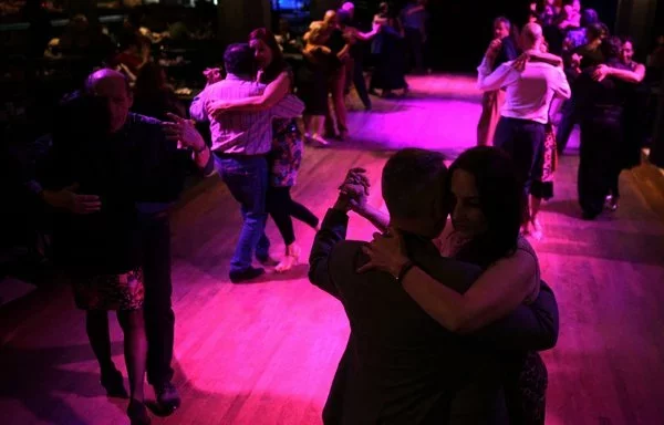 La gente baila tango durante una milonga en el salón de tango Marabú en Buenos Aires el 17 de agosto. [Muan Mabromata/AFP]