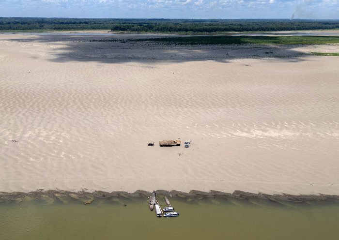 Vista aérea del bajo nivel del río Amazonas en la isla de los Micos, Colombia. [Luis Acosta/AFP]