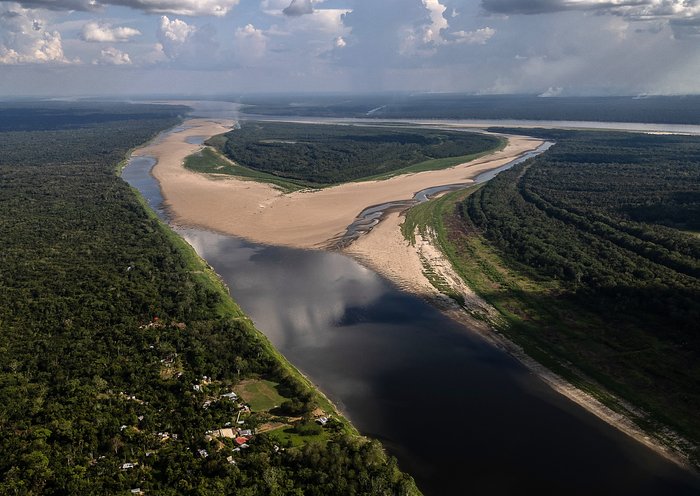 Vista aérea del bajo nivel del río Amazonas en la comunidad de Macedonia, en Colombia. [Luis Acosta/AFP]