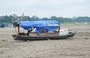 
Barcos permanecen varados por el bajo nivel del río Amazonas cerca de Leticia, Colombia. [Santiago Ruíz/AFP]        