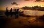 
Esta imagen muestra a miembros de una familia preparándose para pescar al atardecer en la ciudad costera de Toguru, a 35 kilómetros de la capital de Fiji, Suva. [Saeed Khan/AFP]        