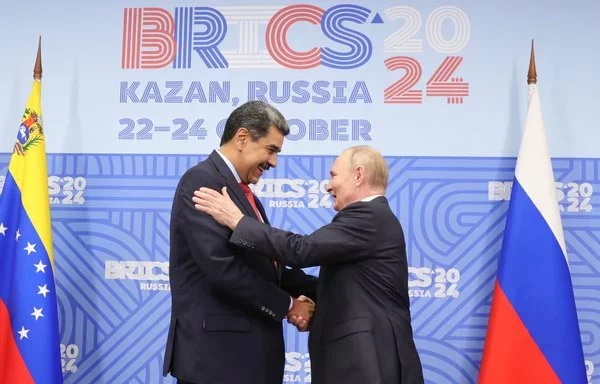 El presidente ruso Vladimir Putin le da la mano al dictador venezolano Nicolás Maduro en Kazán, Rusia. [Oficina de prensa presidencial venezolana]