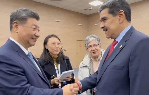 El dictador venezolano Nicolás Maduro conversa con el presidente chino Xi Jinping en Kazán, Rusia. [Cuenta de red social Nicolás Maduro]